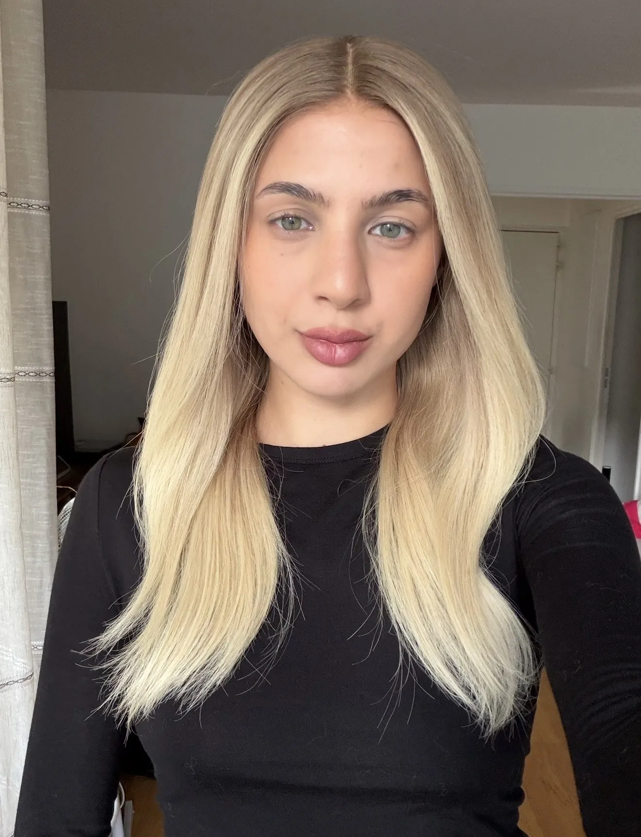 Perruque Jade portée, blonde aux racines ombrées, longue et lisse