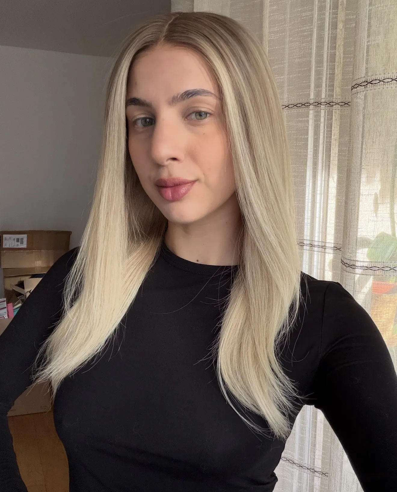 Perruque Jade portée, blonde et lisse