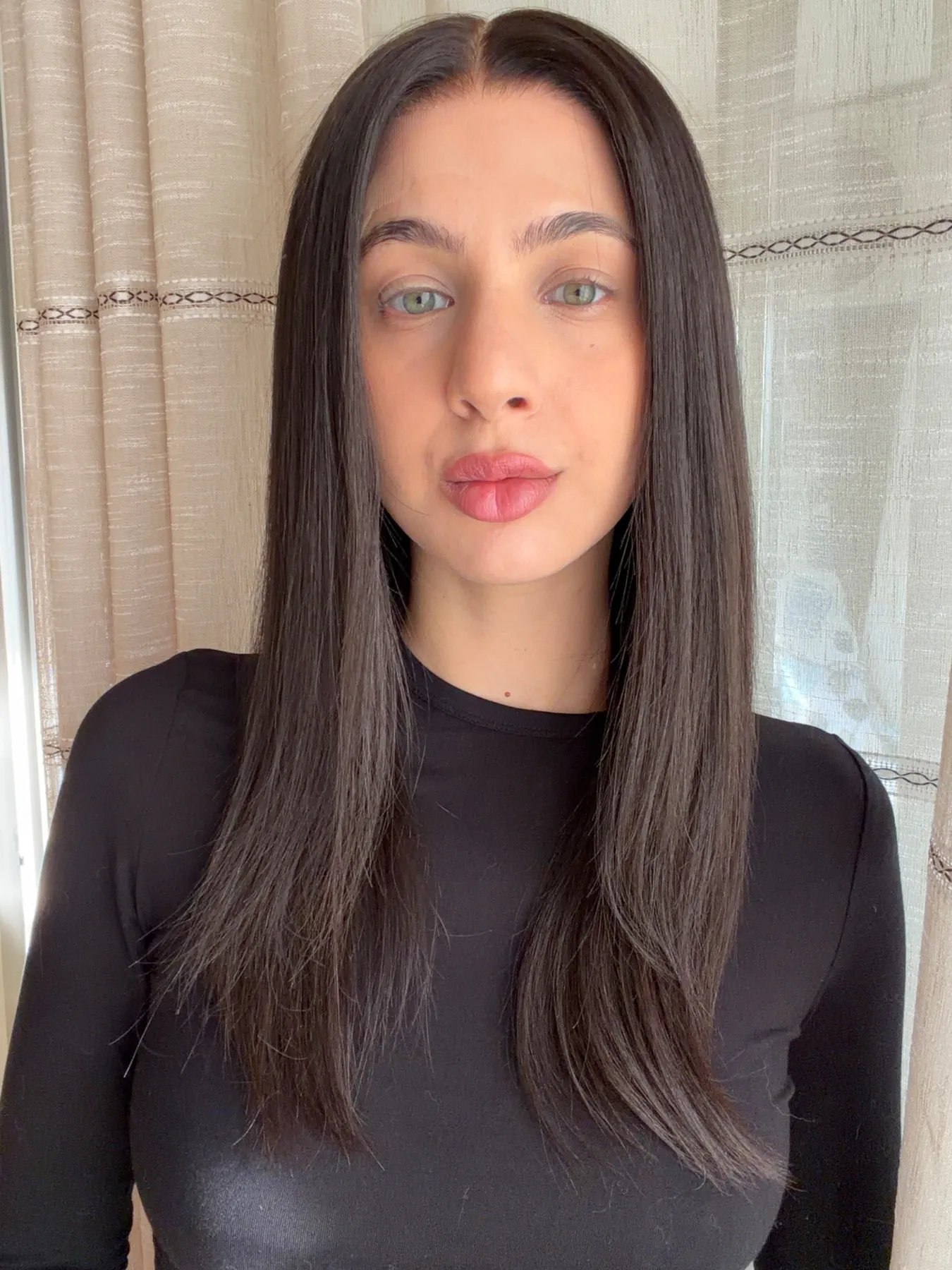 Perruque Linda portée, brune, longue et lisse